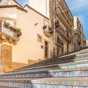 Charme Il Dito E La Luna Caltagirone